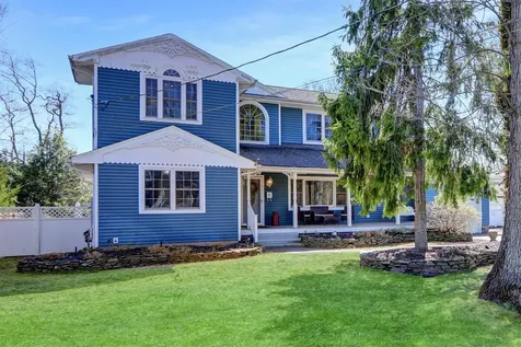 8 Pine Street Bayport NY 11705