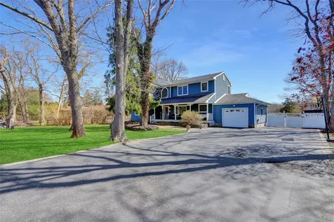 8 Pine Street Bayport NY 11705