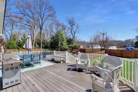 8 Pine Street Bayport NY 11705