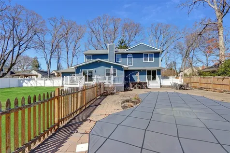 8 Pine Street Bayport NY 11705