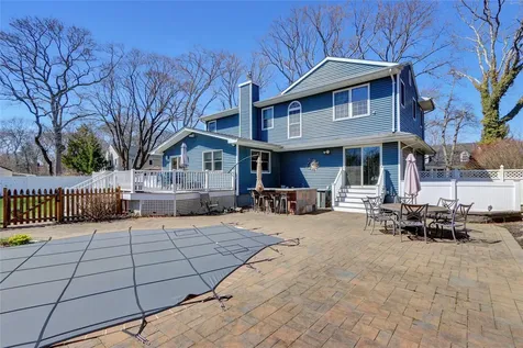8 Pine Street Bayport NY 11705