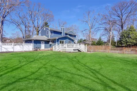 8 Pine Street Bayport NY 11705