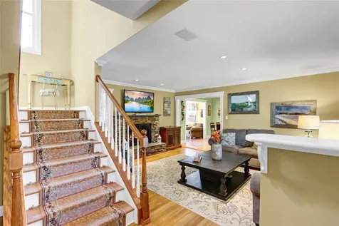 8 Pine Street Bayport NY 11705