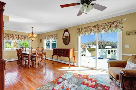 8 Pine Street Bayport NY 11705