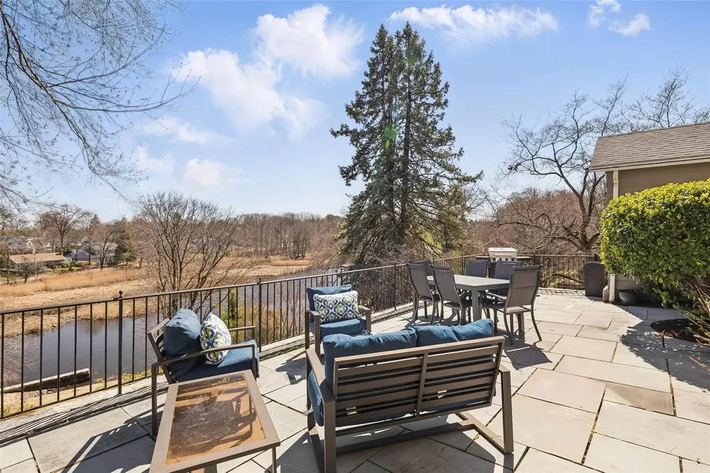 911 Stuart Avenue Mamaroneck NY 10543