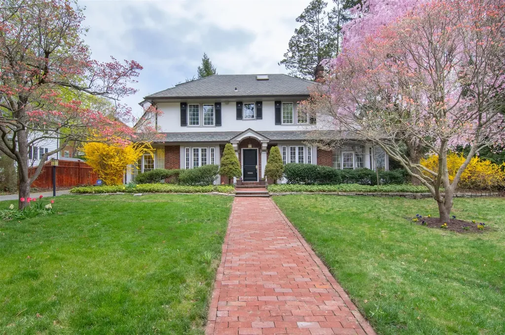 146 Pondfield Road W Bronxville NY 10708