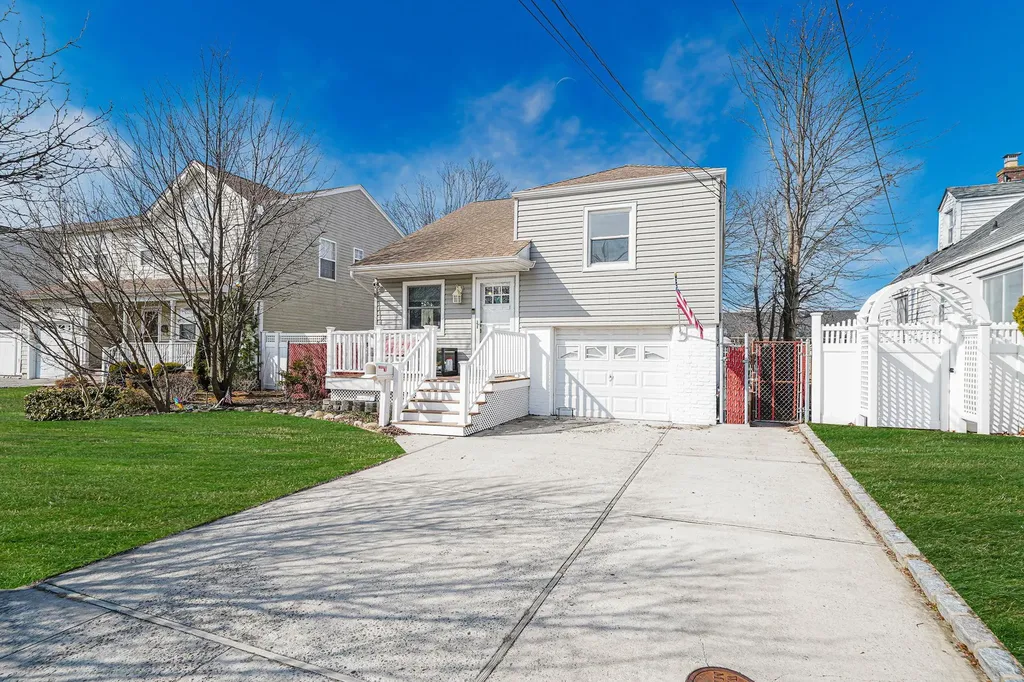 43 Coolidge Avenue Babylon NY 11701