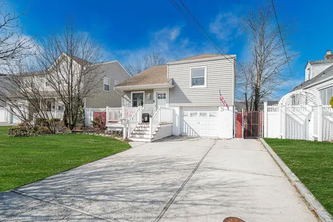43 Coolidge Avenue Amity Harbor NY 11701