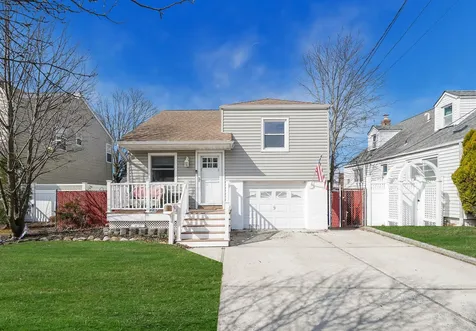 43 Coolidge Avenue Amity Harbor NY 11701