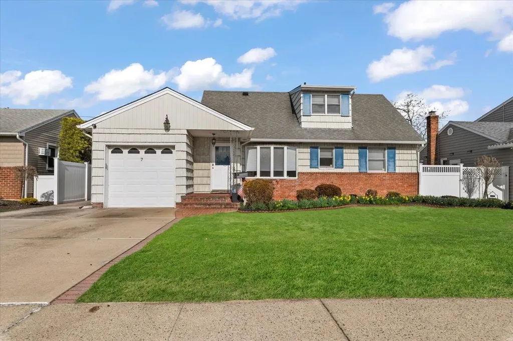 7 Cheshire Road Bethpage NY 11714
