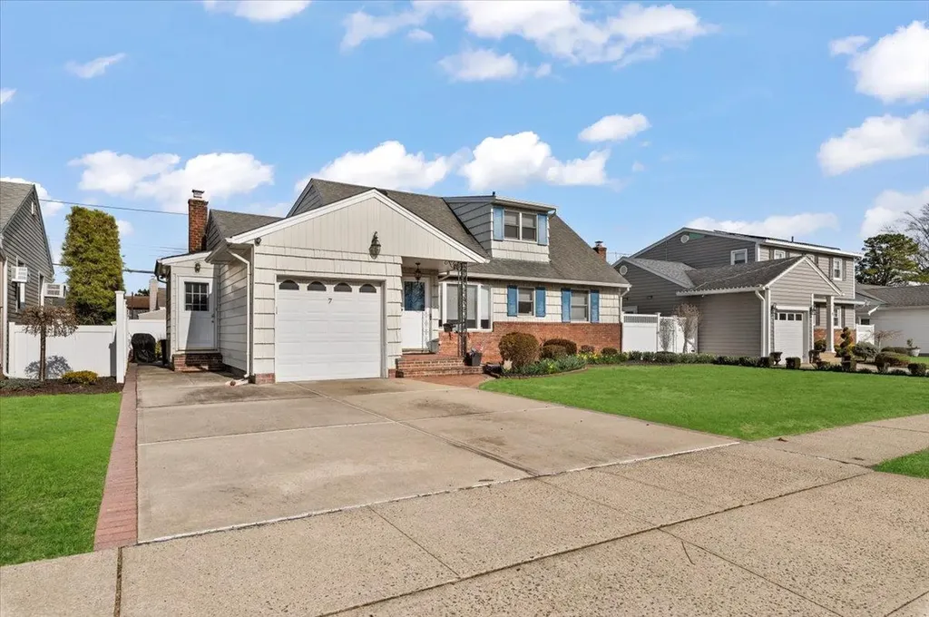 7 Cheshire Road Bethpage NY 11714