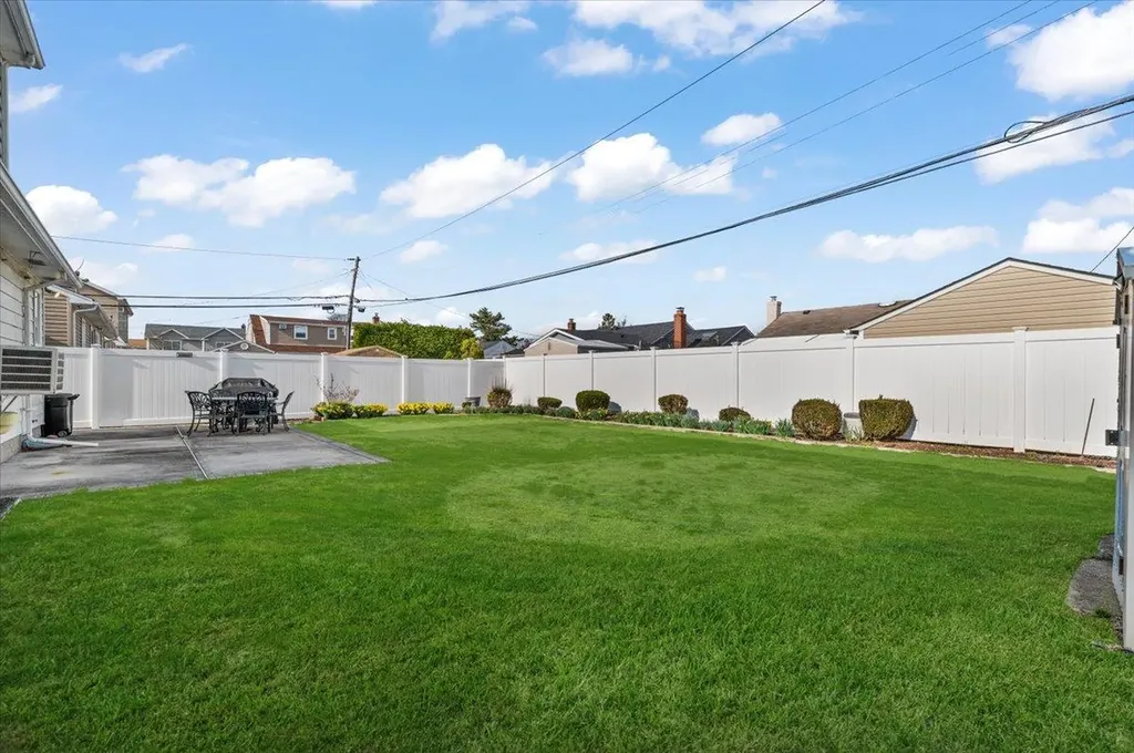 7 Cheshire Road Bethpage NY 11714