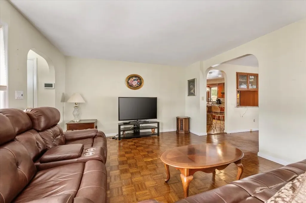 7 Cheshire Road Bethpage NY 11714