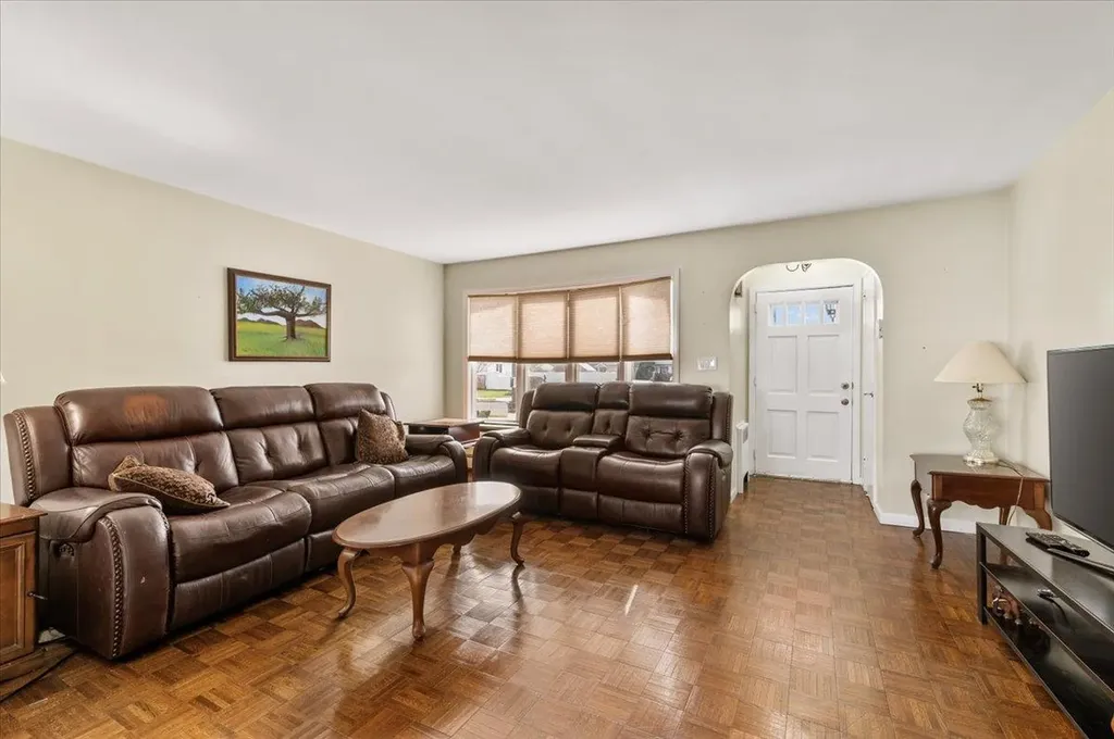 7 Cheshire Road Bethpage NY 11714
