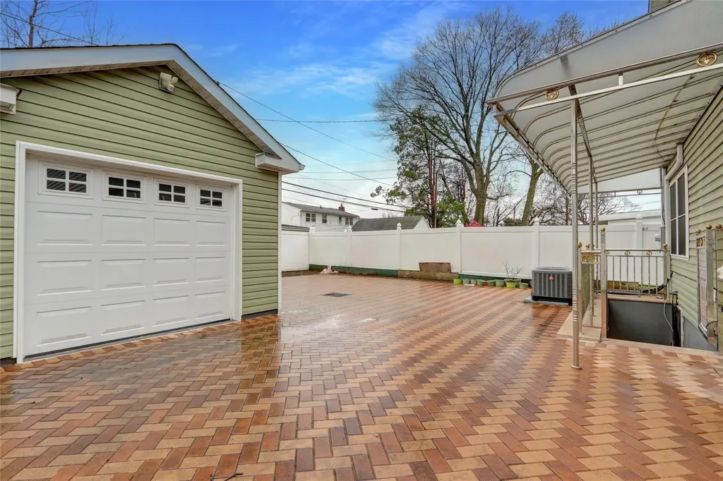 188 Warwick Road Elmont NY 11003