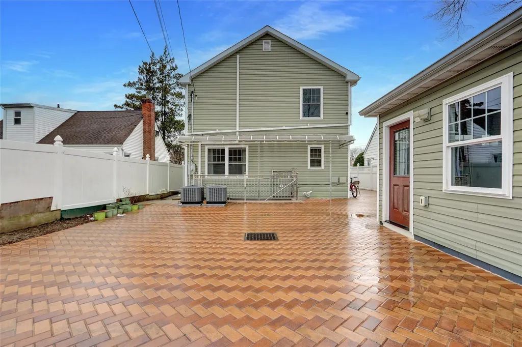 188 Warwick Road Elmont NY 11003