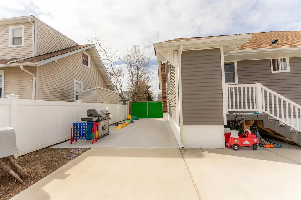 3281 3rd Street Oceanside NY 11572