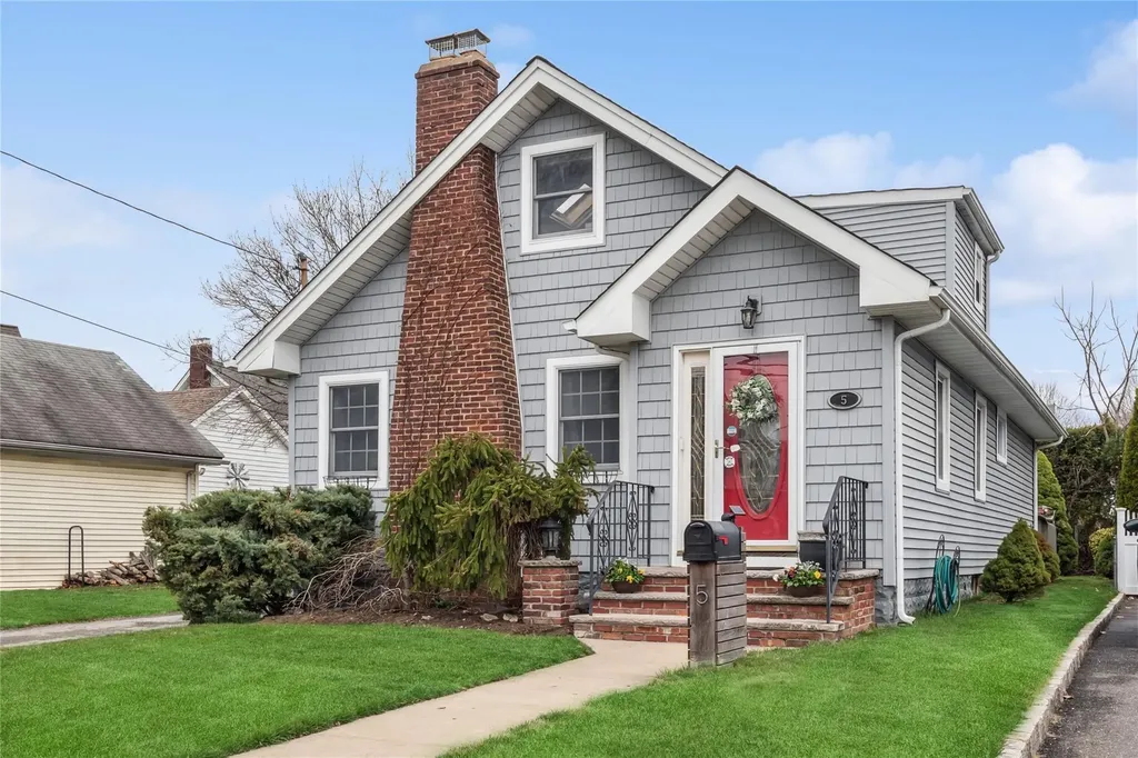 5 Lexington Avenue Malverne NY 11565