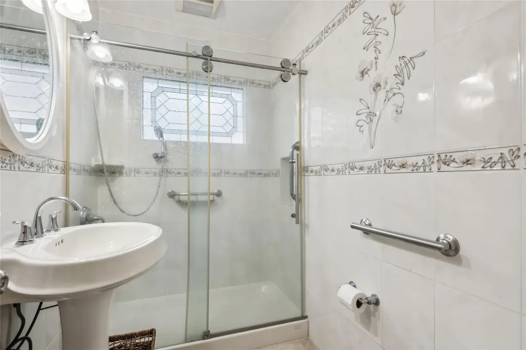 5 Lexington Avenue Malverne NY 11565