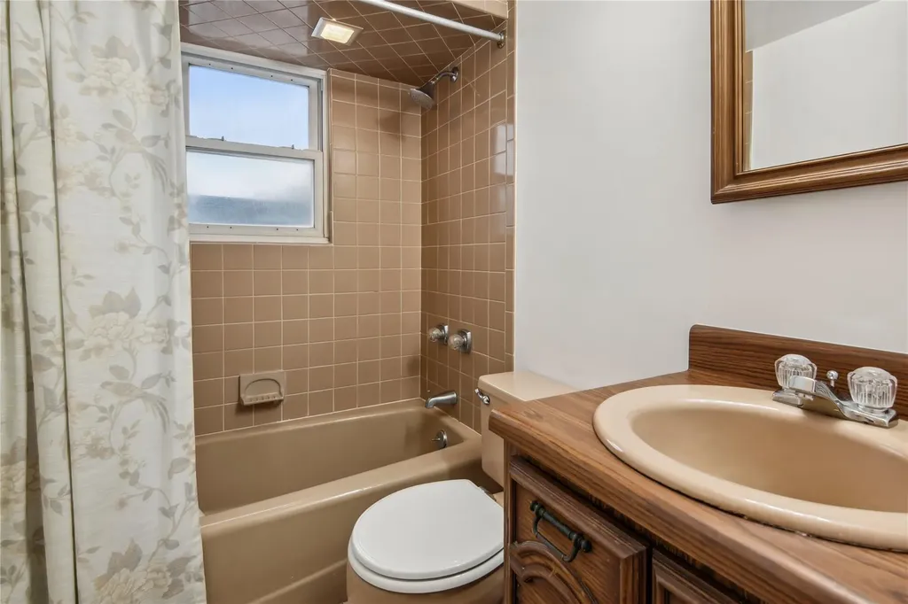 5 Lexington Avenue Malverne NY 11565