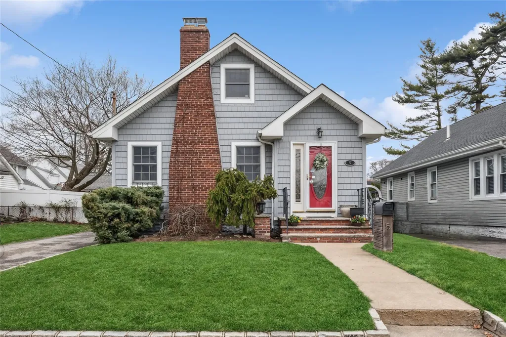 5 Lexington Avenue Malverne NY 11565