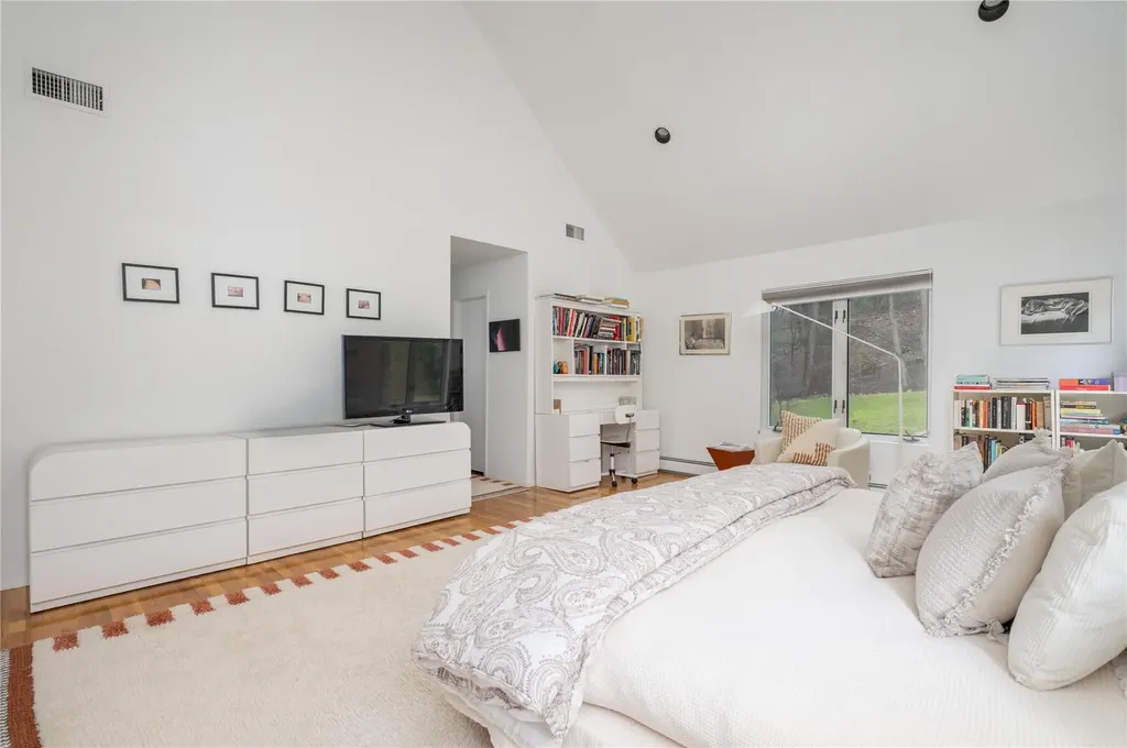 9 Verity Lane Roslyn NY 11576