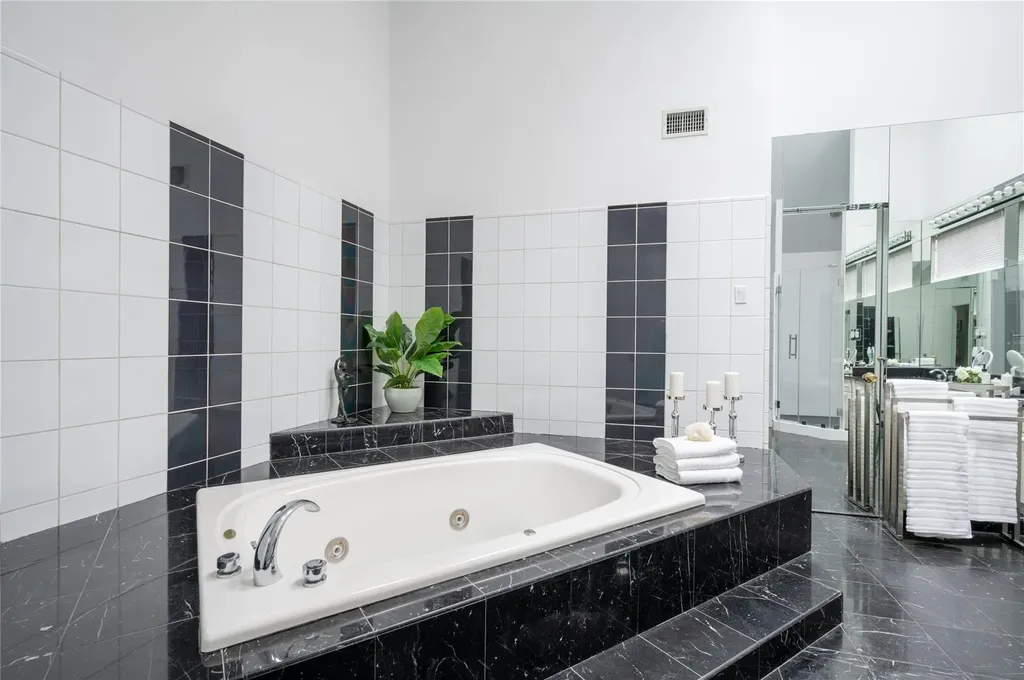 9 Verity Lane Roslyn NY 11576