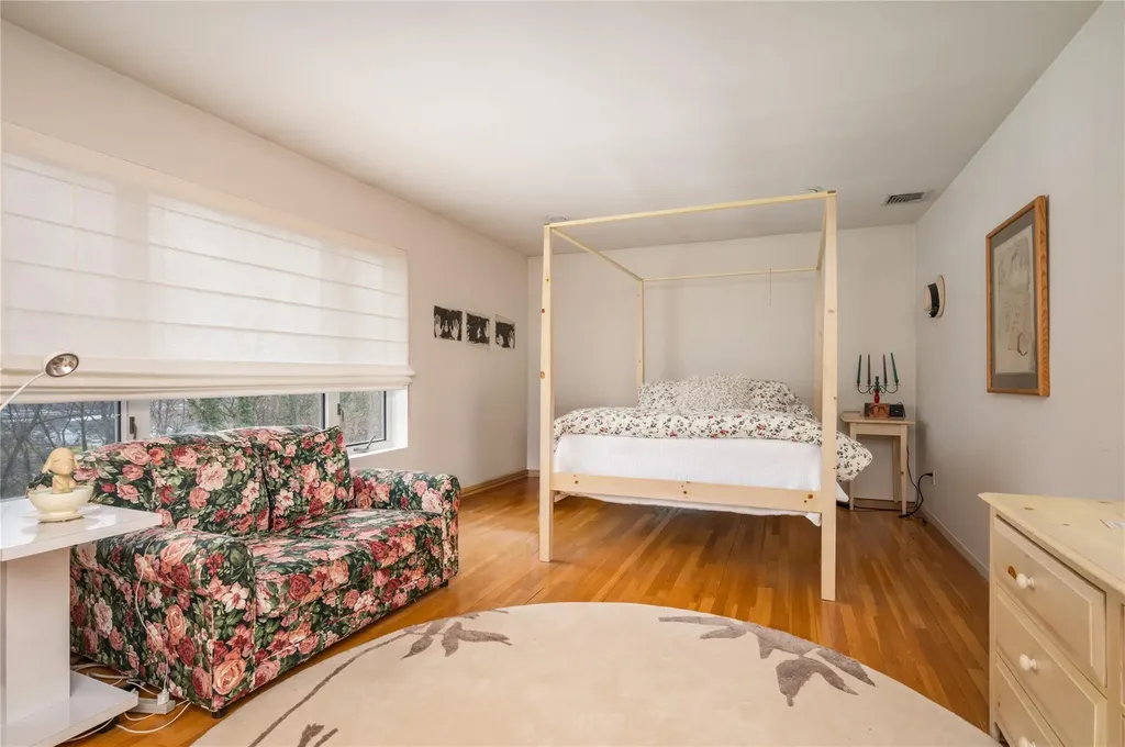 9 Verity Lane Roslyn NY 11576
