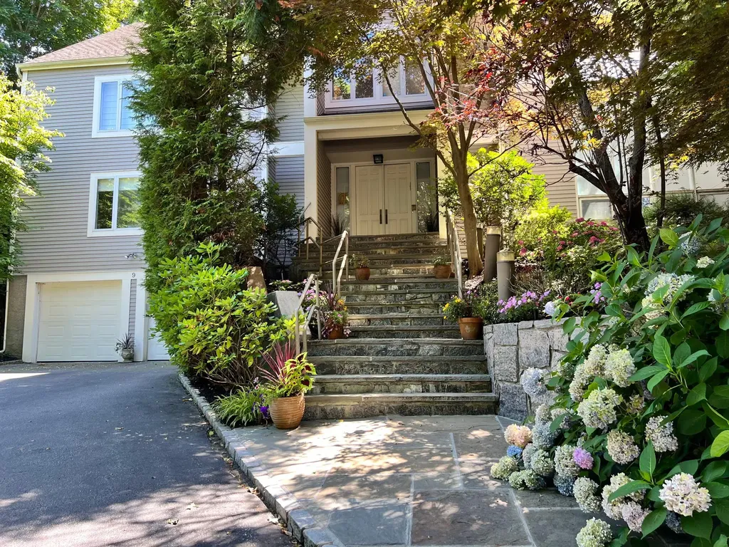 9 Verity Lane Roslyn NY 11576