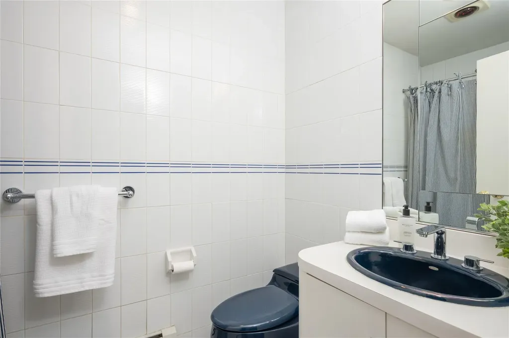 9 Verity Lane Roslyn NY 11576