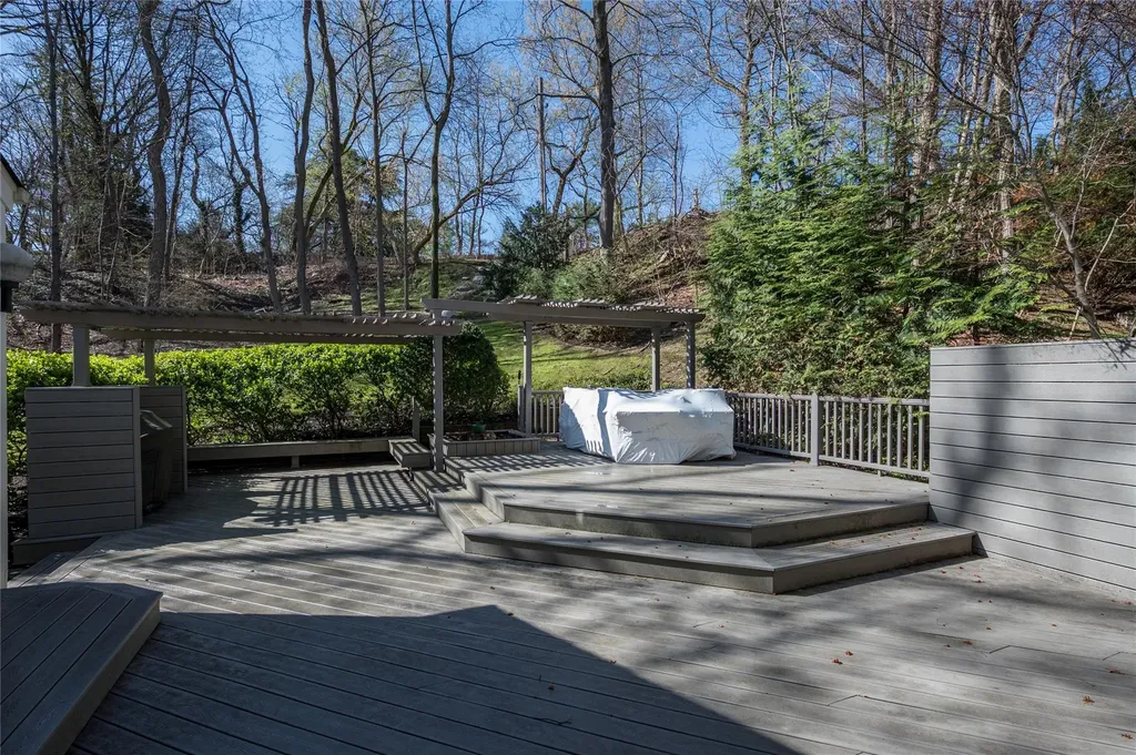 9 Verity Lane Roslyn NY 11576