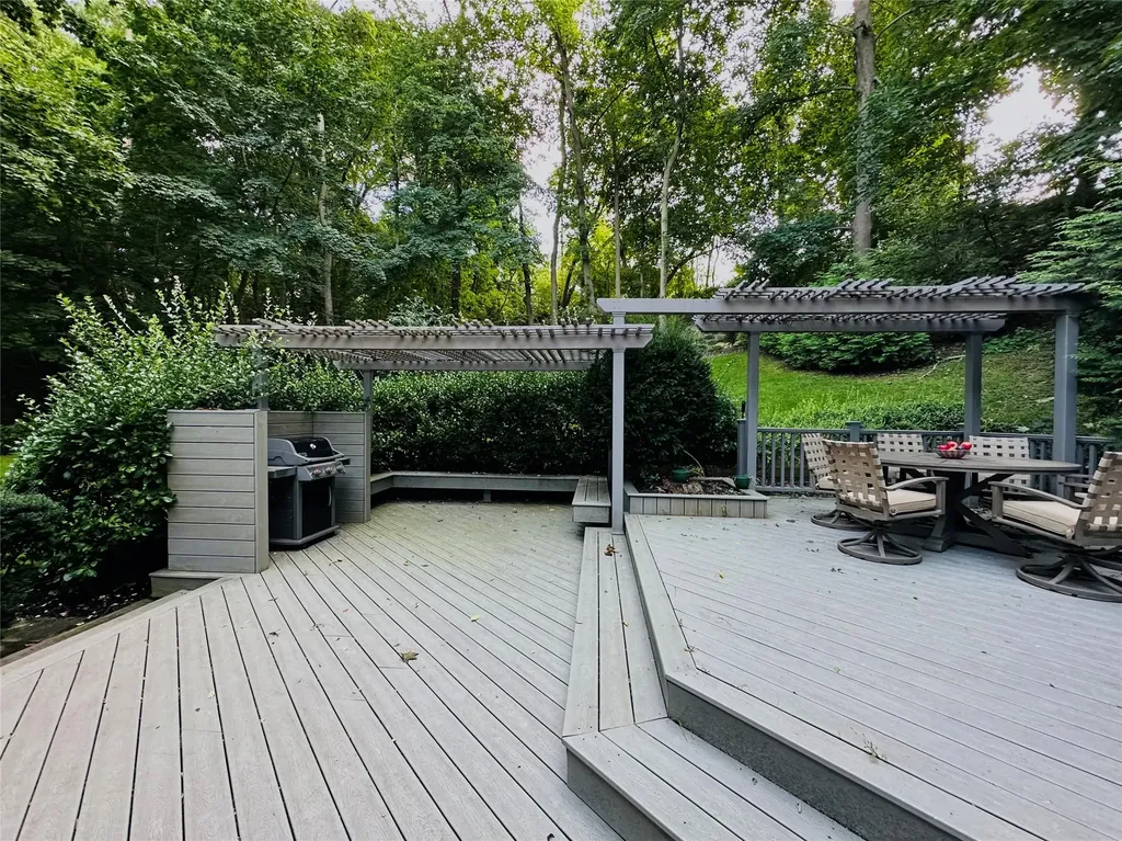 9 Verity Lane Roslyn NY 11576