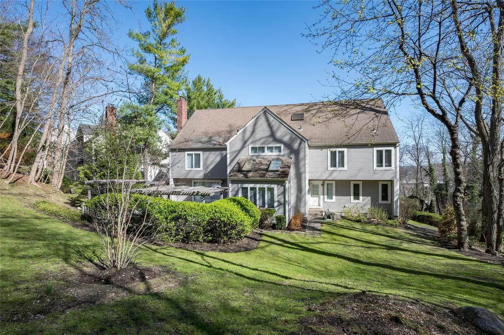 9 Verity Lane Roslyn NY 11576