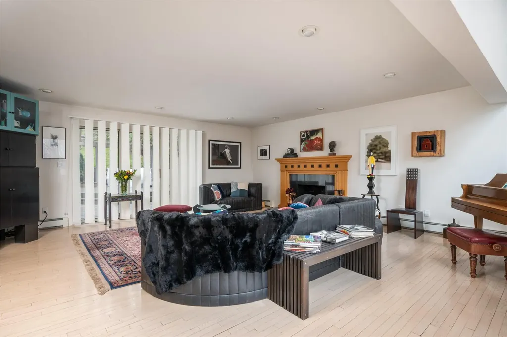 9 Verity Lane Roslyn NY 11576
