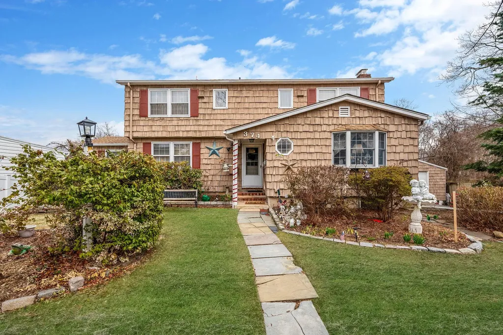 374 S 11th Street Lindenhurst NY 11757