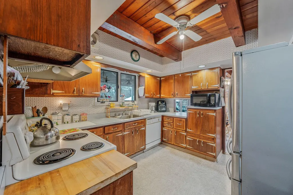374 S 11th Street Lindenhurst NY 11757