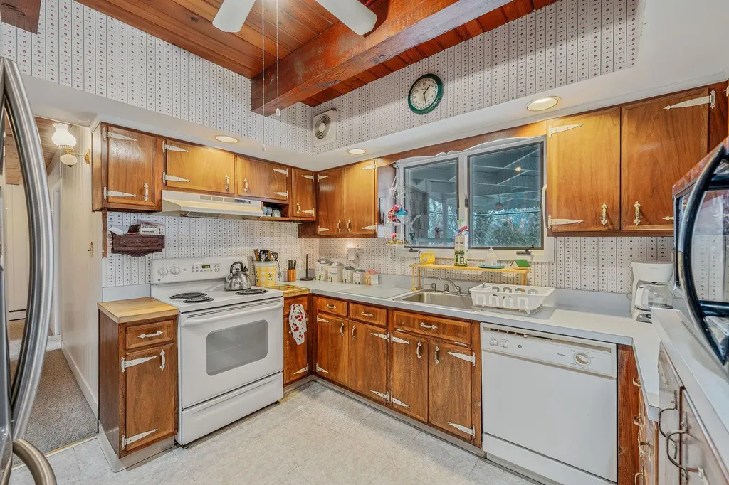 374 S 11th Street Lindenhurst NY 11757