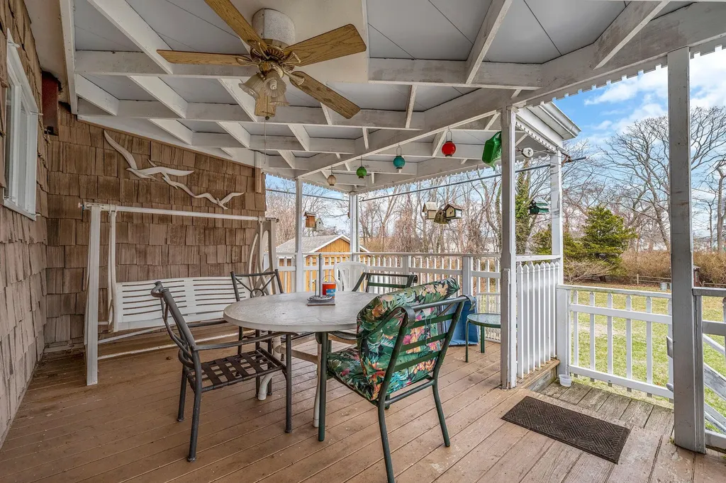 374 S 11th Street Lindenhurst NY 11757