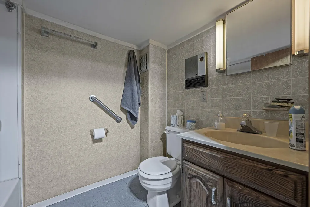 374 S 11th Street Lindenhurst NY 11757