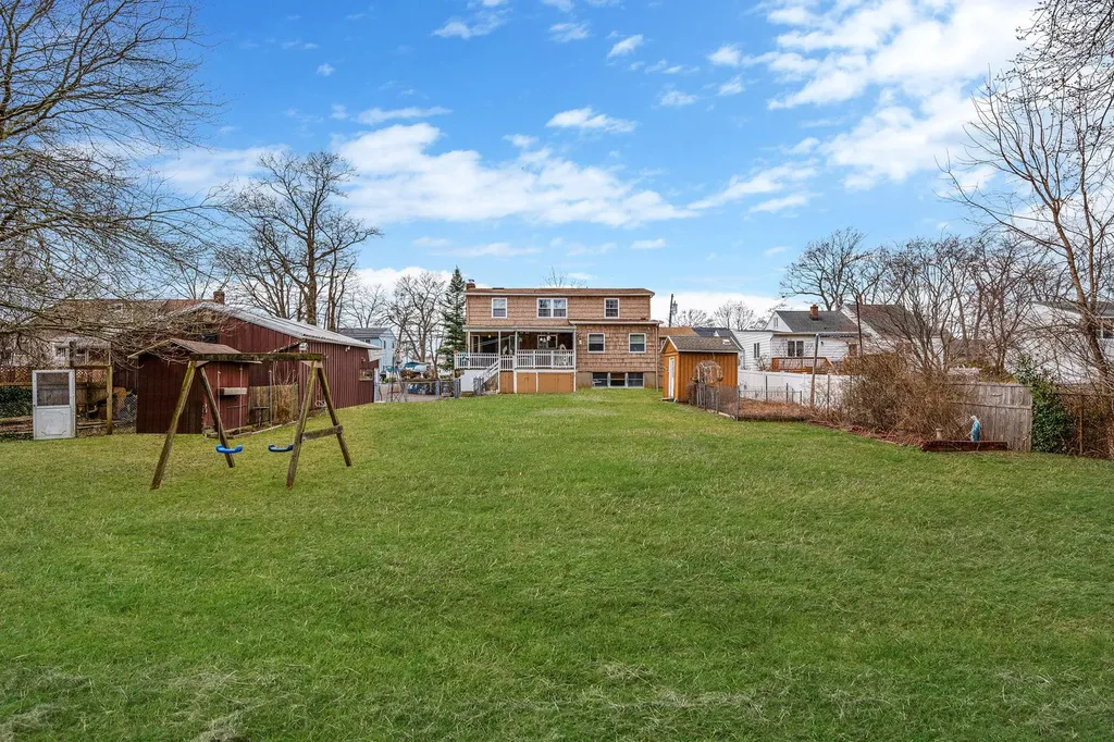 374 S 11th Street Lindenhurst NY 11757