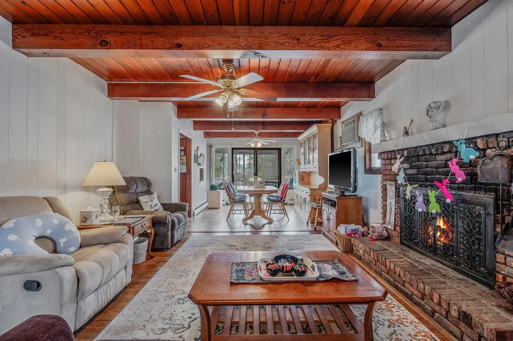 374 S 11th Street Lindenhurst NY 11757