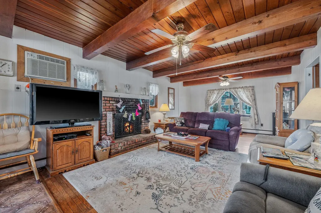 374 S 11th Street Lindenhurst NY 11757