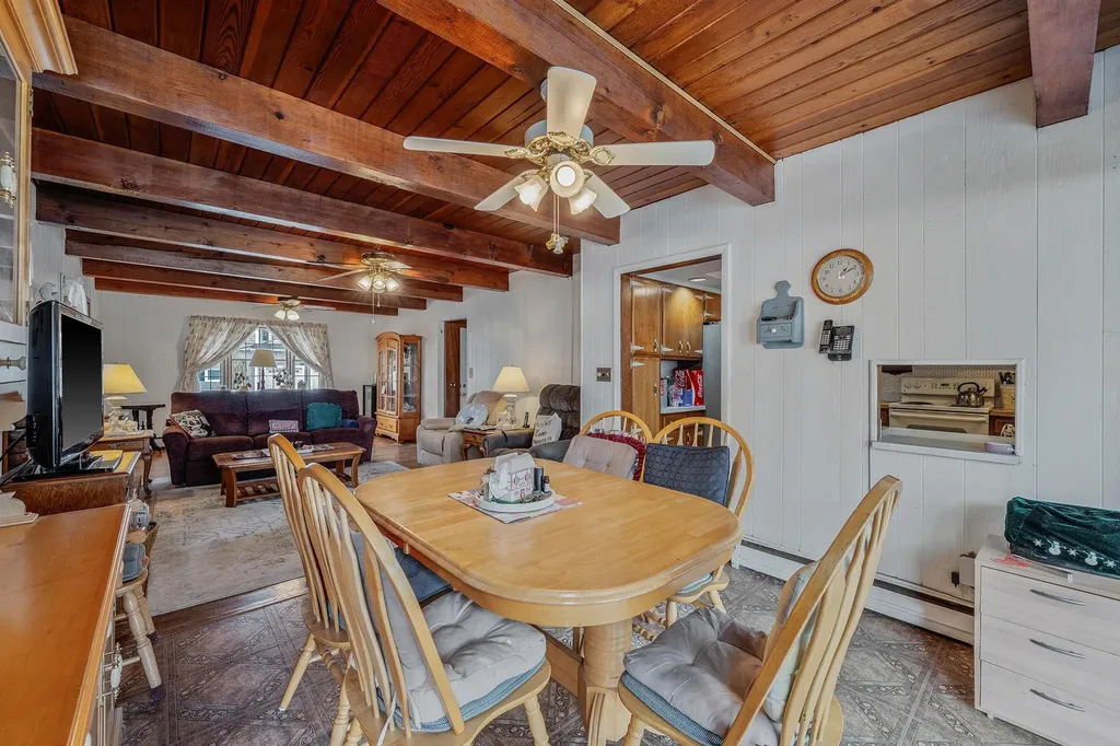 374 S 11th Street Lindenhurst NY 11757