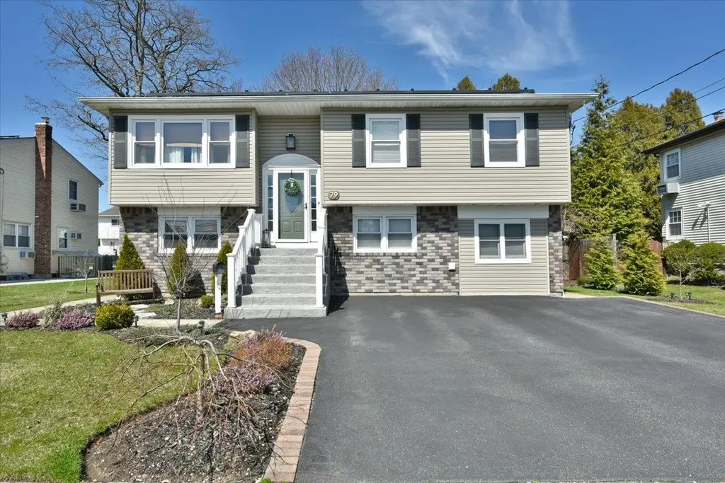 79 Commonwealth Avenue Massapequa NY 11758