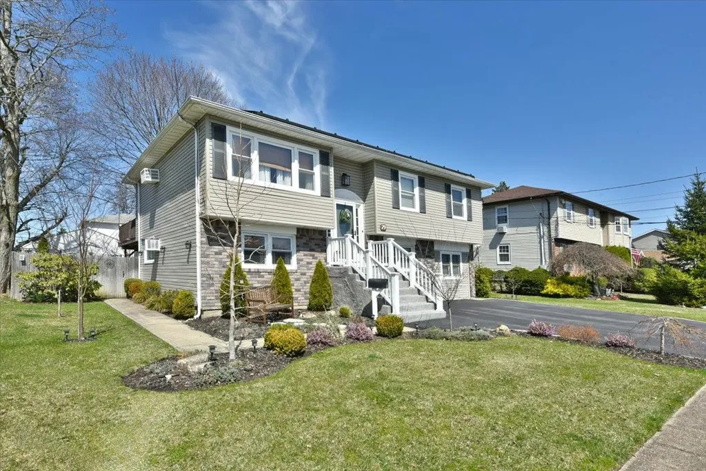 79 Commonwealth Avenue Massapequa NY 11758