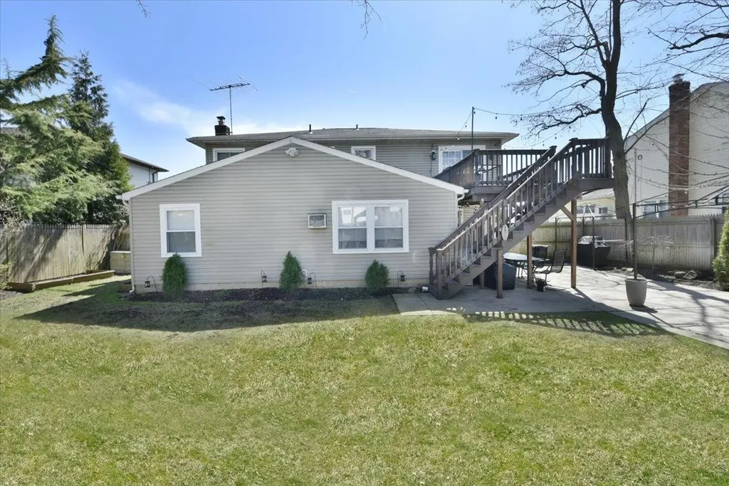 79 Commonwealth Avenue Massapequa NY 11758