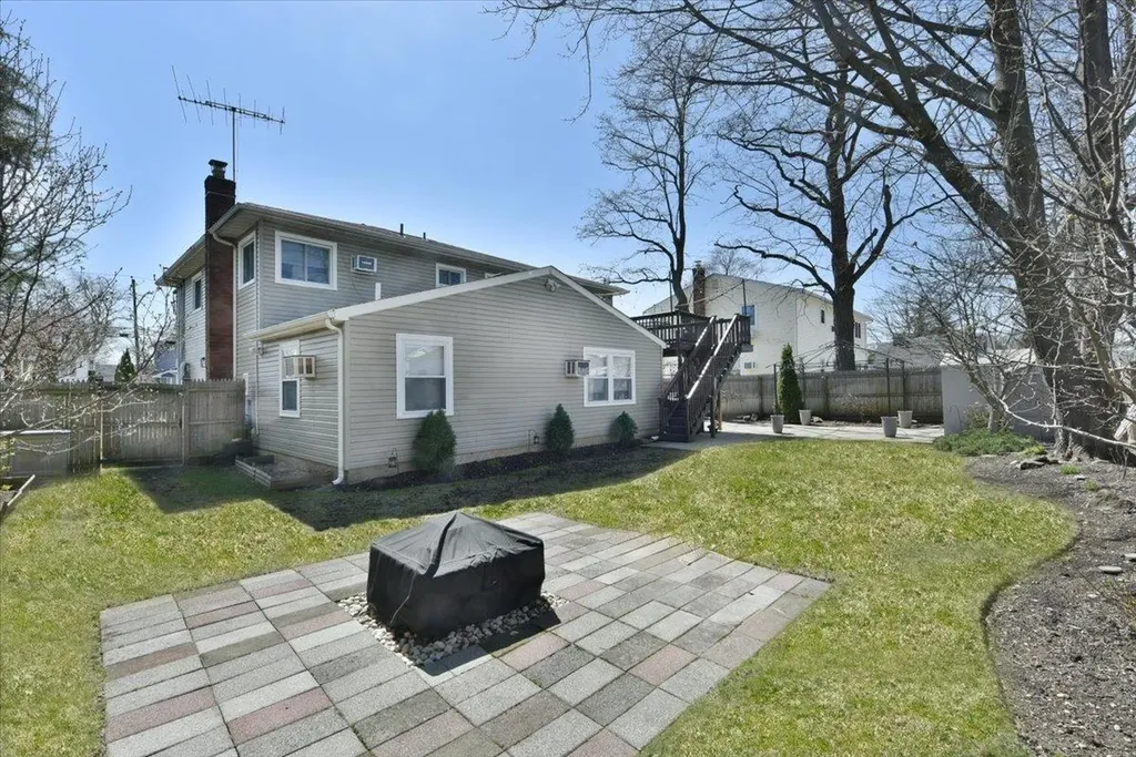 79 Commonwealth Avenue Massapequa NY 11758