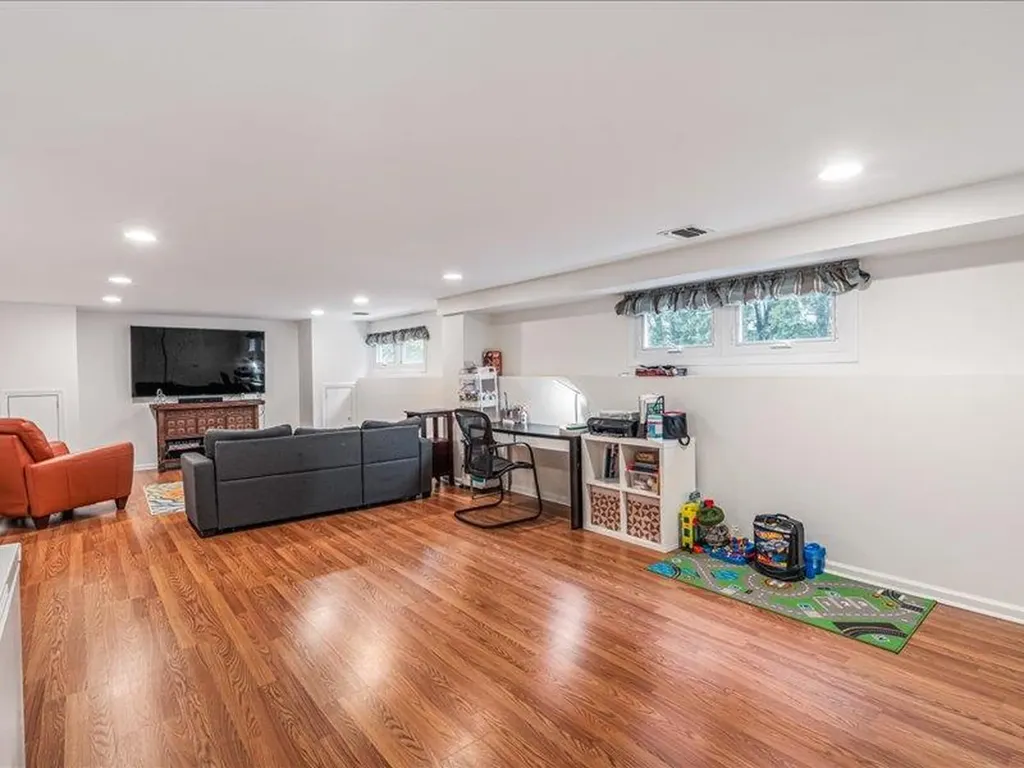 6 Griffin Lane East Williston NY 11596