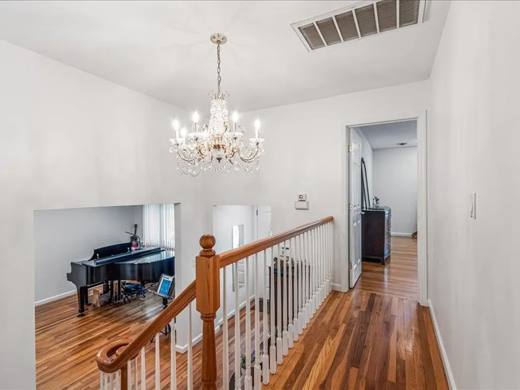 6 Griffin Lane East Williston NY 11596