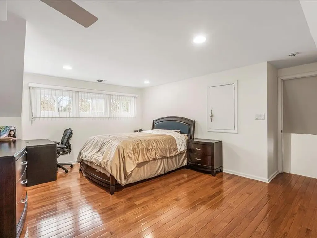 6 Griffin Lane East Williston NY 11596